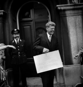 Duisenberg presenteert Miljarden-nota, Minister Duisenberg met koffertje voor , Bestanddeelnr 926-6915