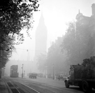 Dubbeldekker trams in de mist Op de achtergrond is Big Ben te zien, Bestanddeelnr 254-1953 photo