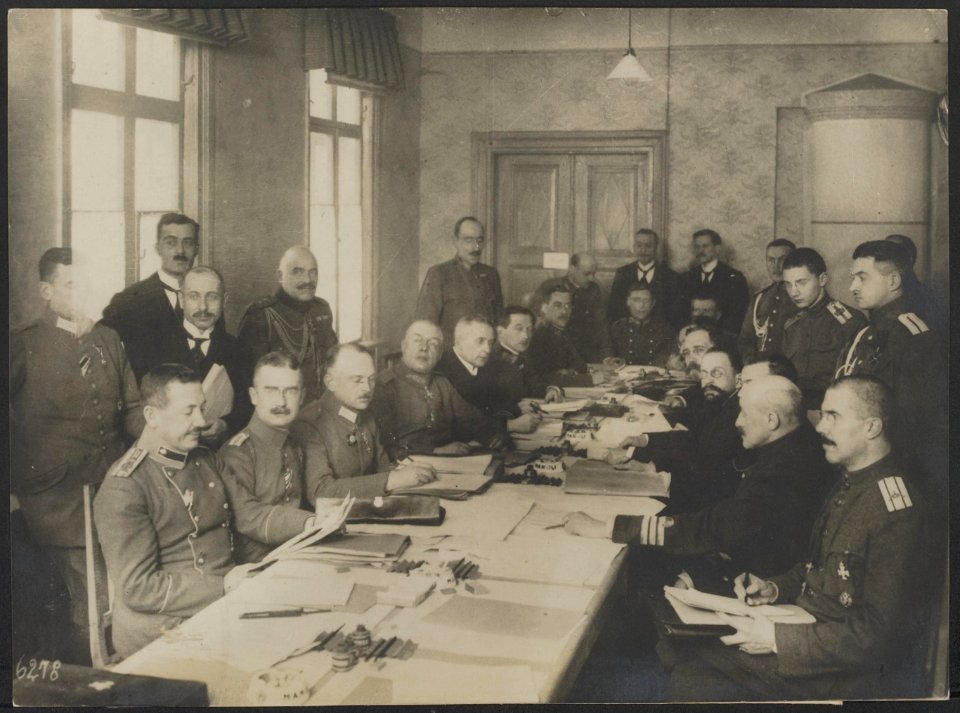 Duits - Russische wapenstilstand van Brest-Litowsk. De delegaties (rechts de Rus, Bestanddeelnr 158-2384