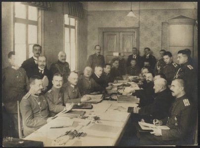 Duits - Russische wapenstilstand van Brest-Litowsk. De delegaties (rechts de Rus, Bestanddeelnr 158-2384