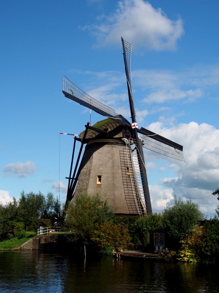 Dutch windmill at Kinderdijk pic 6