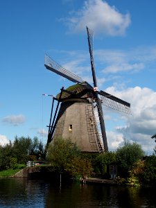 Dutch windmill at Kinderdijk pic 6