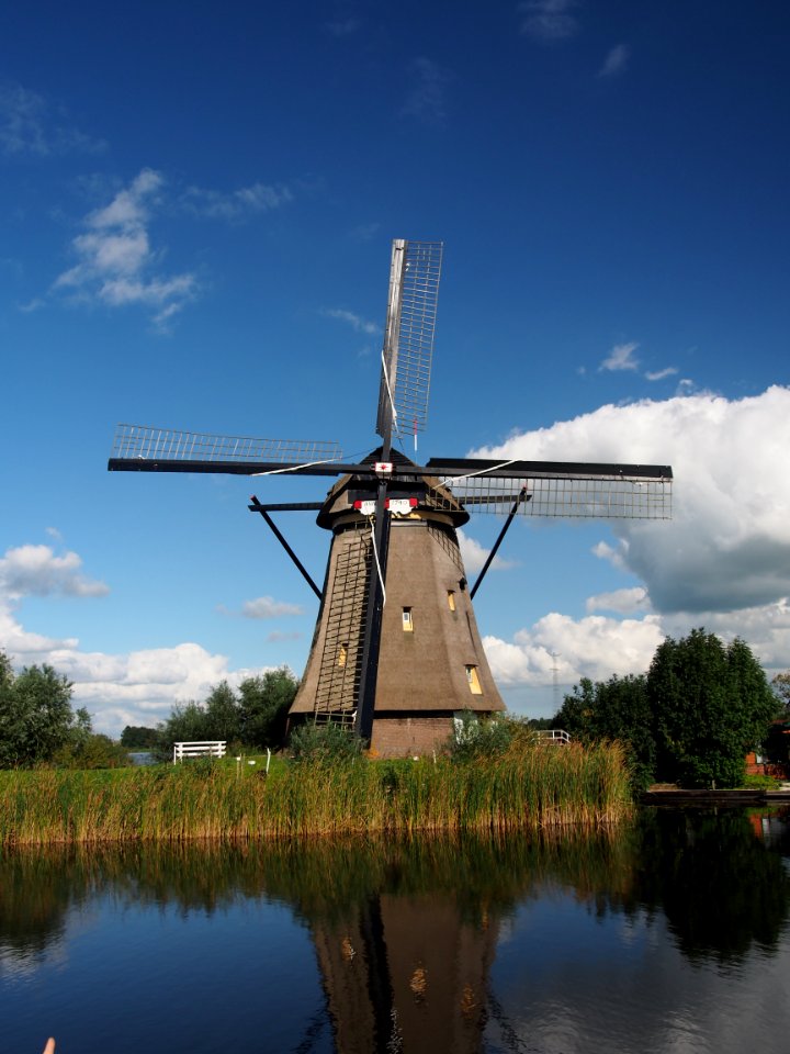 Dutch windmill at Kinderdijk pic25
