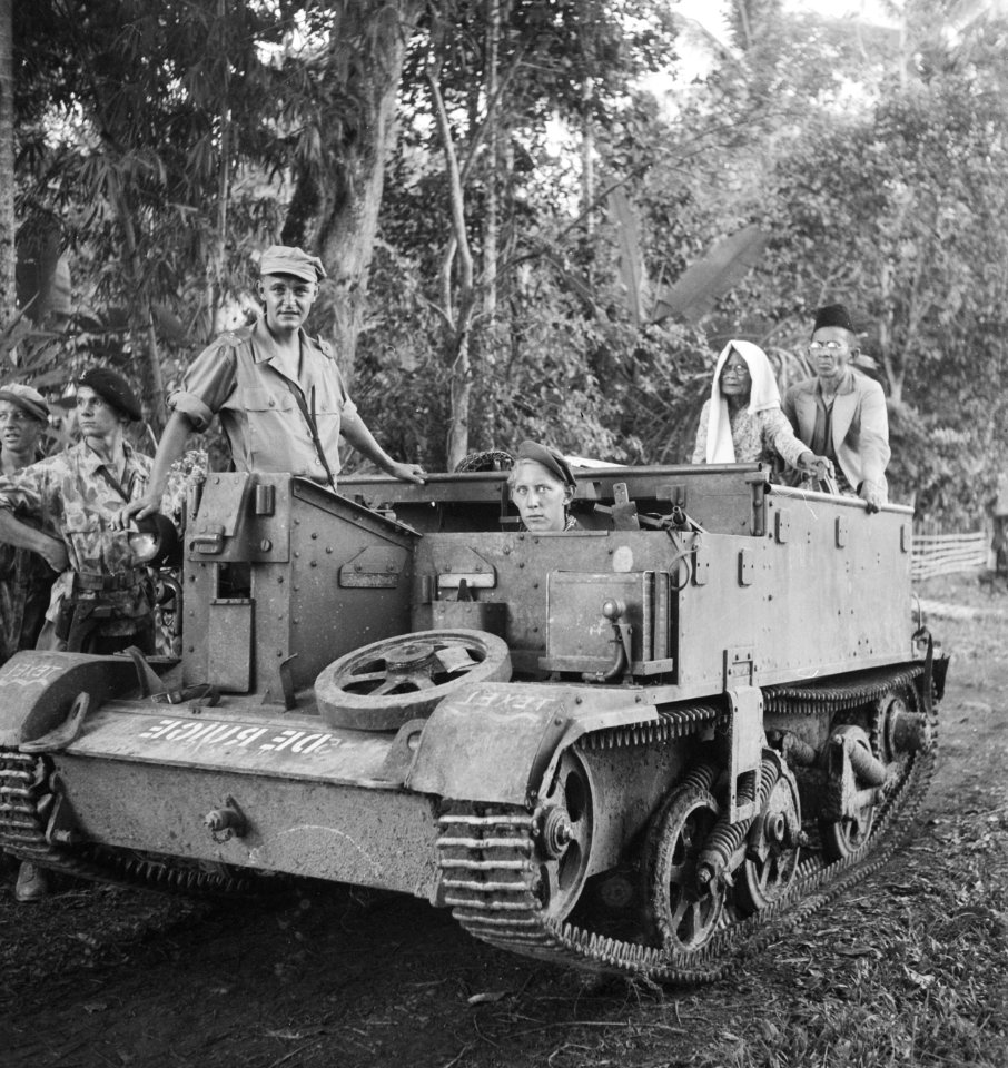 Dutch soldiers with old Indonesian couple, September 1947