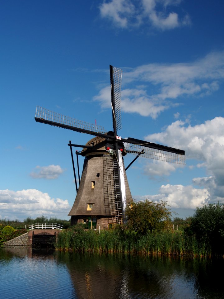 Dutch windmill at Kinderdijk pic 9