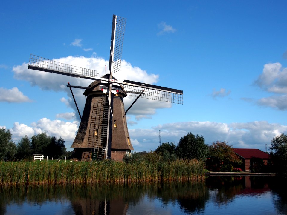Dutch windmill at Kinderdijk pic23