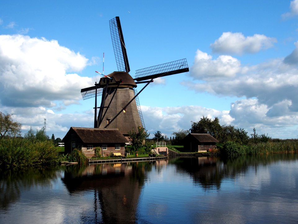 Dutch windmill at Kinderdijk pic22