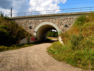 Durchlass bzw. Natursteinbogenbrücke der Bahnstrecke Berlin–Halle -Anhalterbahn- in Zahna 2017