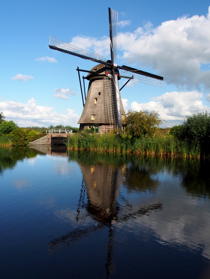 Dutch windmill at Kinderdijk pic45