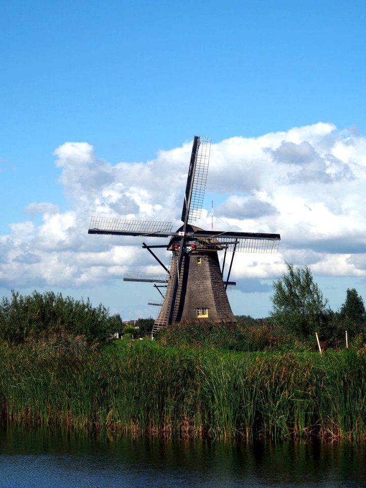 Dutch windmill at Kinderdijk pic15