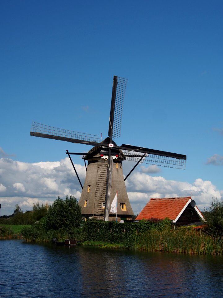 Dutch windmill at Kinderdijk pic 4
