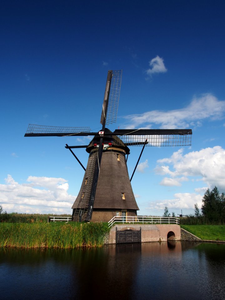 Dutch windmill at Kinderdijk pic14