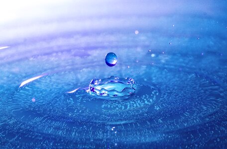Liquid water splashes macro