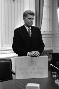 Duisenberg presenteert Miljarden-nota, Minister Duisenberg met koffertje in Tw, Bestanddeelnr 926-6912