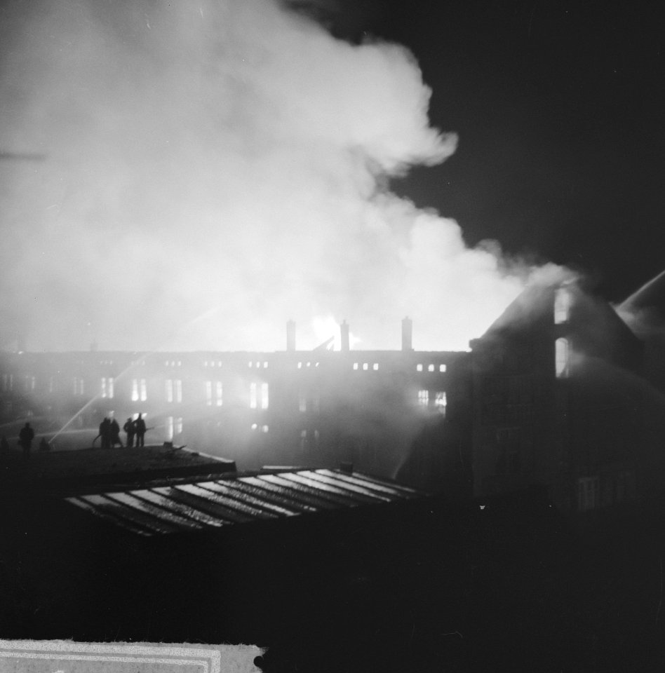 Dumppakhuis aan Wibautstraat geheel uitgebrand De blussingswerkzaamheden, Bestanddeelnr 915-0258