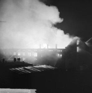 Dumppakhuis aan Wibautstraat geheel uitgebrand De blussingswerkzaamheden, Bestanddeelnr 915-0258