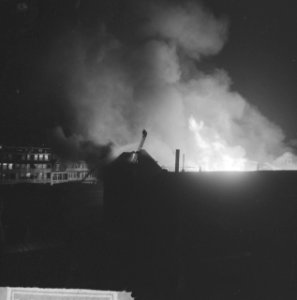 Dumppakhuis aan Wibautstraat geheel uitgebrand De blussingswerkzaamheden, Bestanddeelnr 915-0260