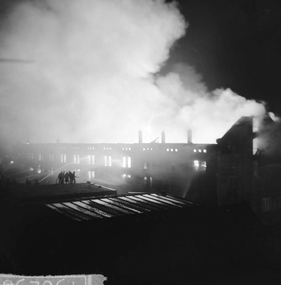 Dumppakhuis aan Wibautstraat geheel uitgebrand Overzicht van de brand, Bestanddeelnr 915-0256