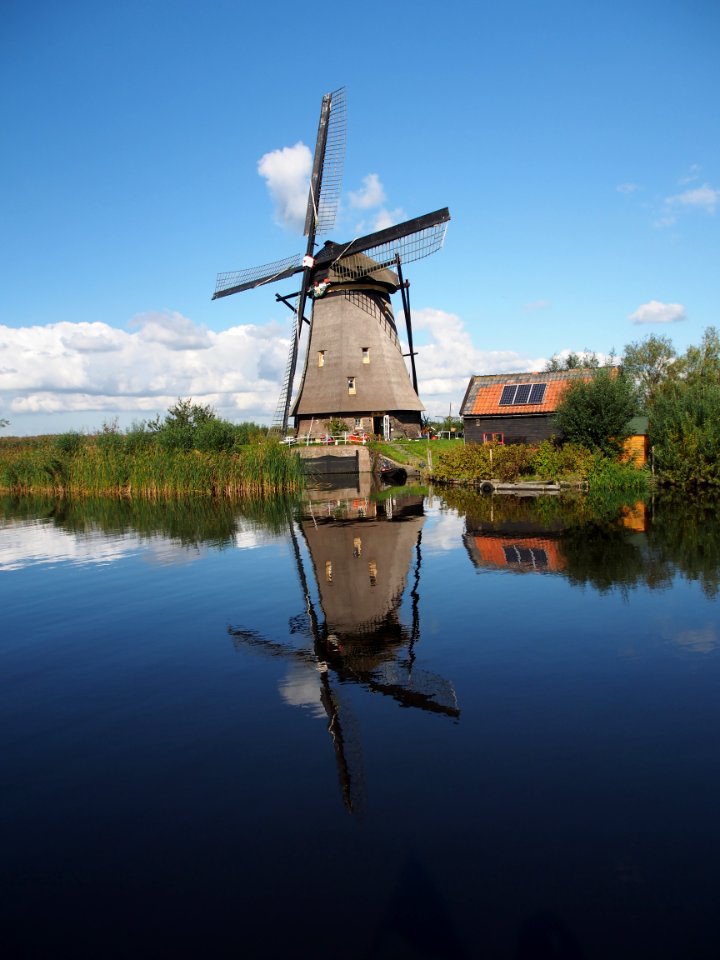 Dutch windmill at Kinderdijk pic34