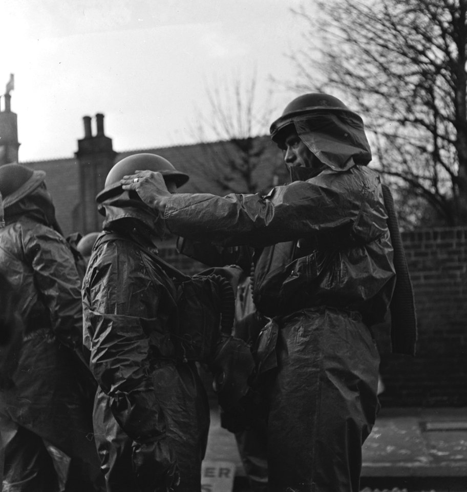 Dutch civil defence exercises oefeningen burger bescherming. leider zet helm , Bestanddeelnr 935-2232
