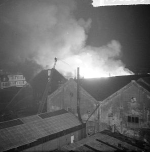 Dumppakhuis aan Wibautstraat geheel uitgebrand De blussingswerkzaamheden, Bestanddeelnr 915-0265