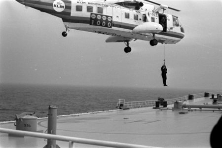 Duizendste beloodsing met helikopter van KLM Noordzee Helikopters, Bestanddeelnr 926-4210