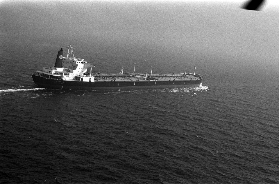 Duizendste beloodsing met helikopter van KLM Noordzee Helickpters, olietanker op, Bestanddeelnr 926-4216