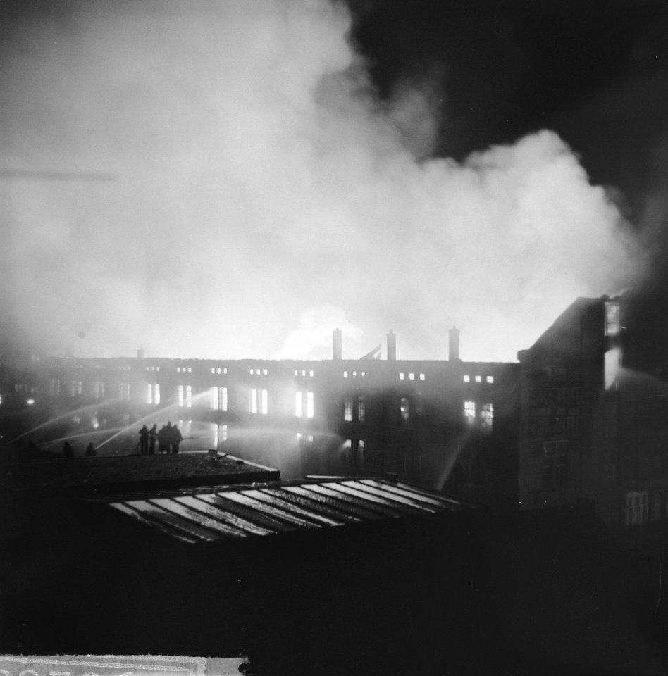 Dumppakhuis aan Wibautstraat geheel uitgebrand De blussingswerkzaamheden, Bestanddeelnr 915-0262