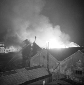 Dumppakhuis aan Wibautstraat geheel uitgebrand De blussingswerkzaamheden, Bestanddeelnr 915-0257