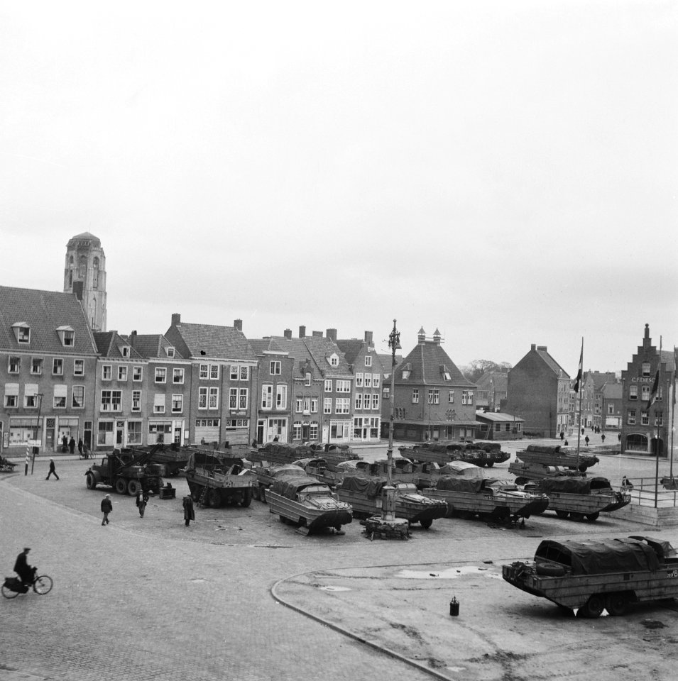 DUKW amfibische voertuigen verzameld op de Markt te Middelburg, Bestanddeelnr 900-8438