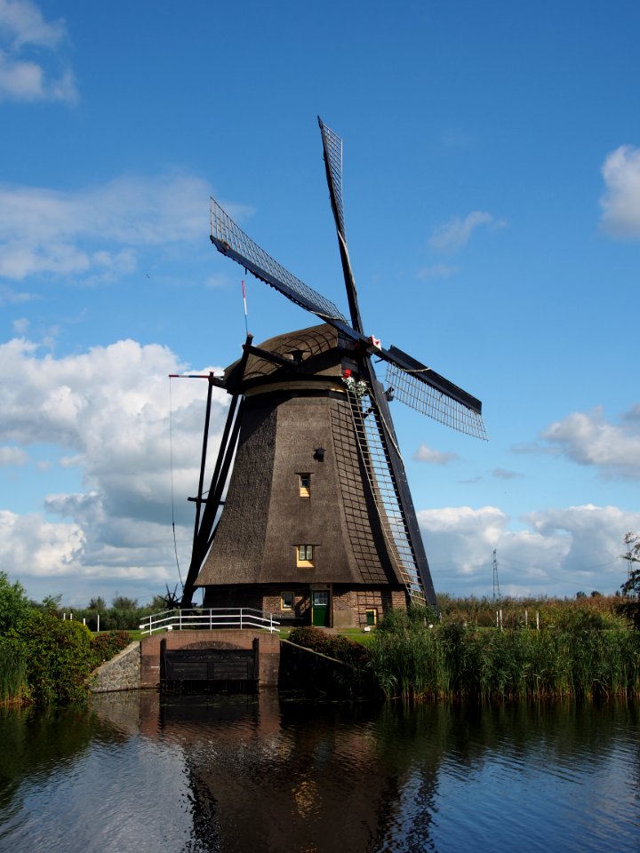 Dutch windmill at Kinderdijk pic 8