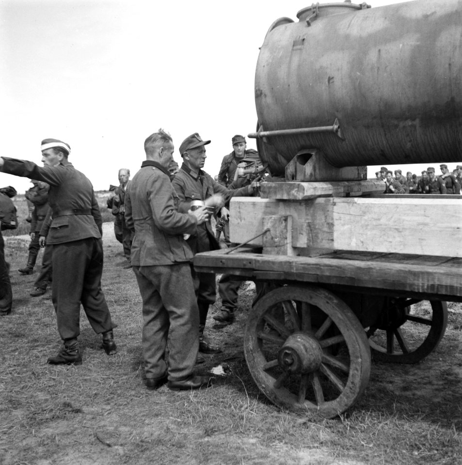 Duitse krijgsgevangen bij een watertankwagen, Bestanddeelnr 900-3308