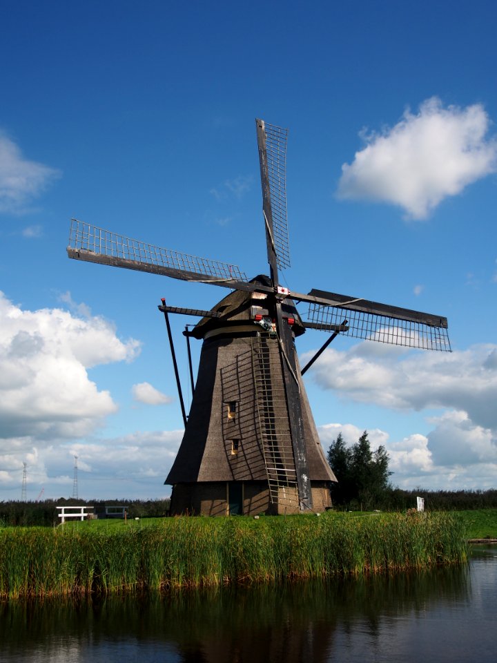 Dutch windmill at Kinderdijk pic13