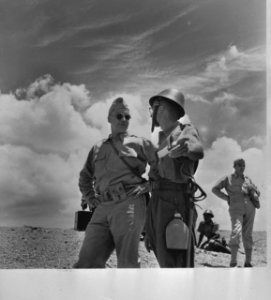 Dutch West Indies. manoeuvres on Curacao. Dutch and American officers conferring, Bestanddeelnr 935-1403