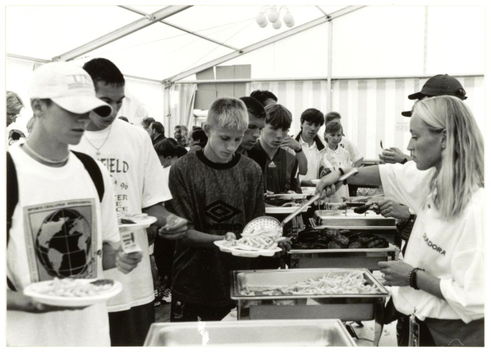 Duizenden porties vlees en patat werden bereid voor de slotbarbecue van de Coca-Cola Cup door cateringbedrijf Apicius. NL-HlmNHA 54037209