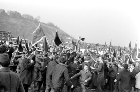 Dukla Praag tegen Ajax 2-1, Dukla-supporters bestormen het veld, Bestanddeelnr 920-1441