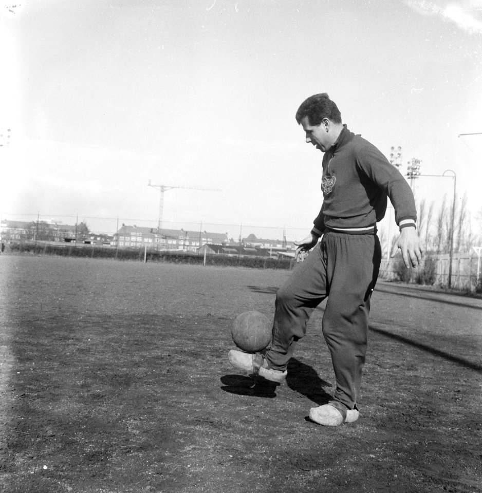 Dukla Praag traint op bijvelden van het Olympisch Stadion,, Masopust traint en t, Bestanddeelnr 920-1236