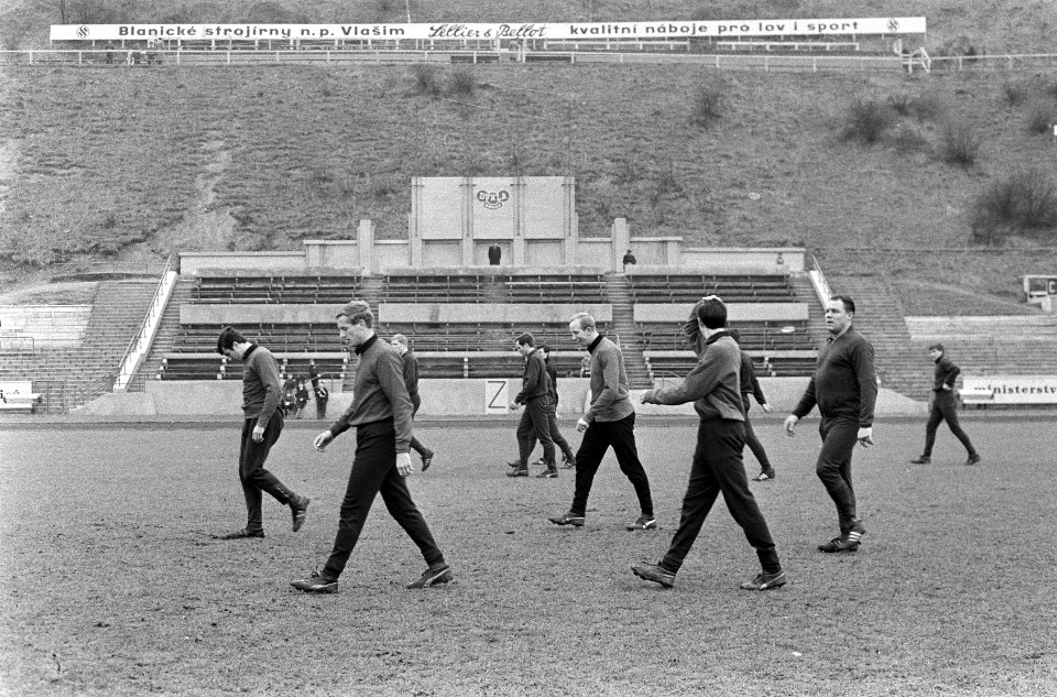 Dukla Praag tegen Ajax, training Ajax, v.l.n.r. Swart, Nuninga, Groot, Cruijff …, Bestanddeelnr 920-1432