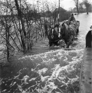 DUKW passeert tweespan met man en kinderen, Bestanddeelnr 900-5293