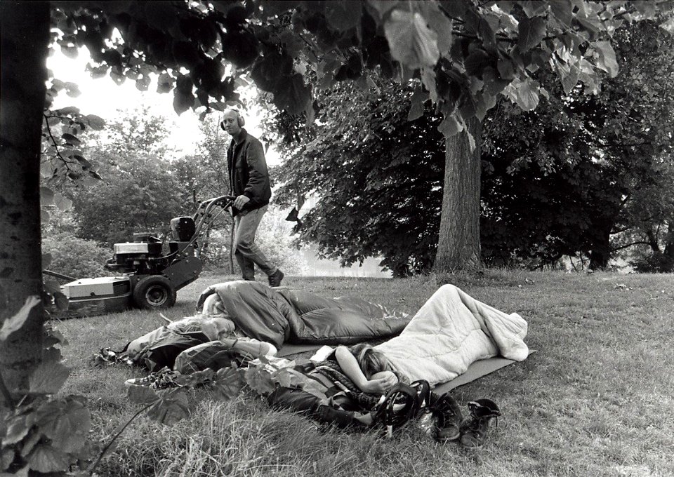 Duitse jongens slapend in het Prinsen Bolwerk. Aangekocht in 1993 van United Photos de Boer bv. - Negatiefnummer 36684 k 12. - Gepubliceerd in het Haarlems Dagblad van 16.07.1992