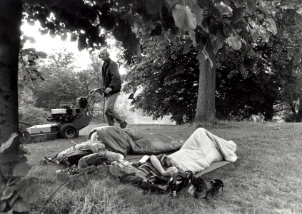 Duitse jongens slapend in het Prinsen Bolwerk. Aangekocht in 1993 van United Photos de Boer bv. - Negatiefnummer 36684 k 12. - Gepubliceerd in het Haarlems Dagblad van 16.07.1992