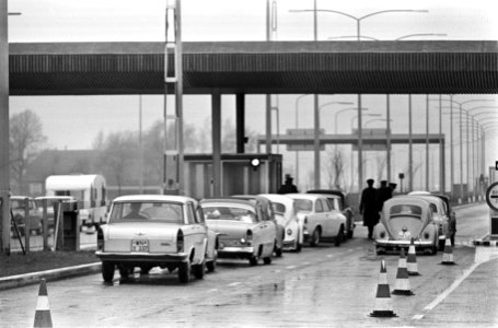 Duitse invasie begonnen, drukte bij de grenspost Bergh, Bestanddeelnr 917-6551