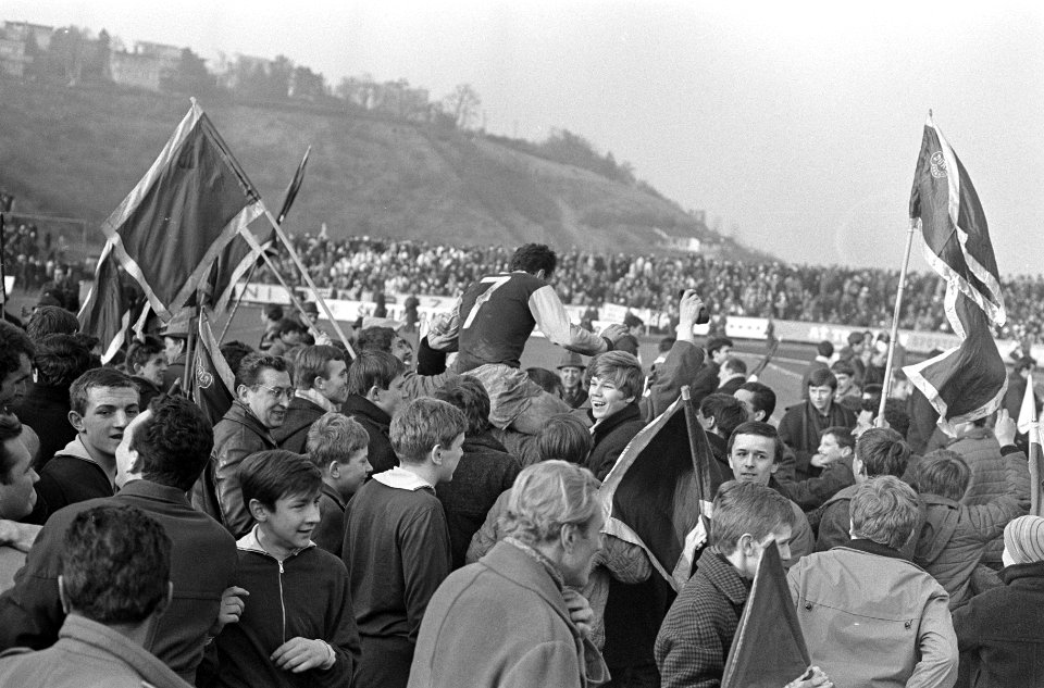 Dukla Praag tegen Ajax 2-1, Dukla-supporters bestormen het veld, Bestanddeelnr 920-1442