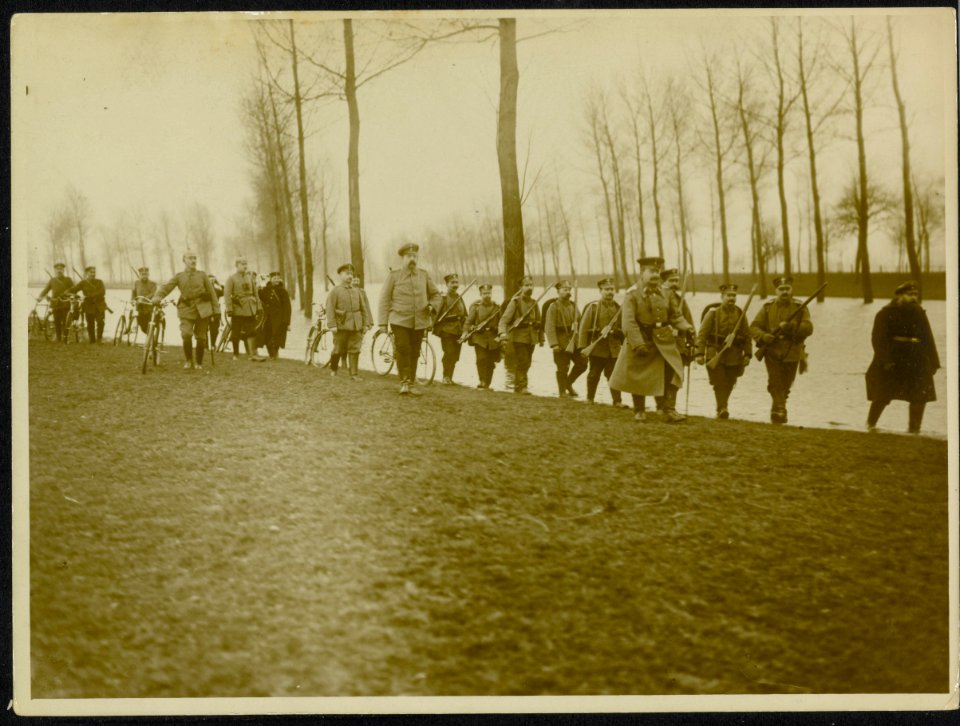 Duitse infanteristen langs een kanaal., Bestanddeelnr 158-1463