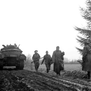 Duitse krijgsgevangenen worden door Britse militairen opgebracht, Bestanddeelnr 900-2379