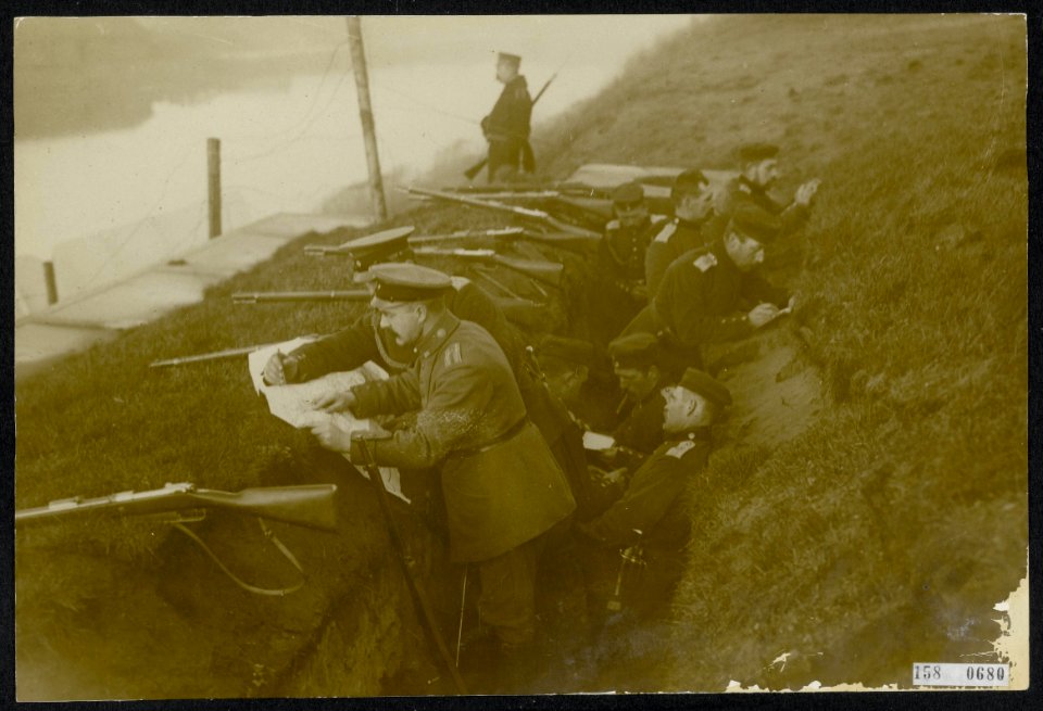 Duitse militairen in stelling in een loopgraaf bij een rivier officieren buigen, Bestanddeelnr 158-0680