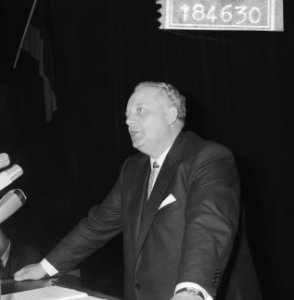 Duitse minister van economie en technologie K. Schmückler tijdens een toespraak, Bestanddeelnr 918-4630