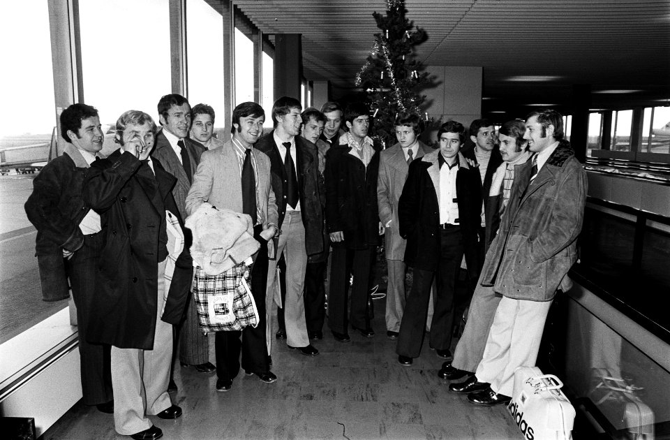 Dukla Praag op Schiphol voor Europacup III tegen FC Twente het elftal na aanko, Bestanddeelnr 927-6356