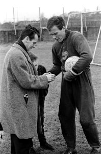 Dukla Praag traint op bijvelden van het Olympisch Stadion, Doelman Ivo Viktor (r, Bestanddeelnr 920-1238