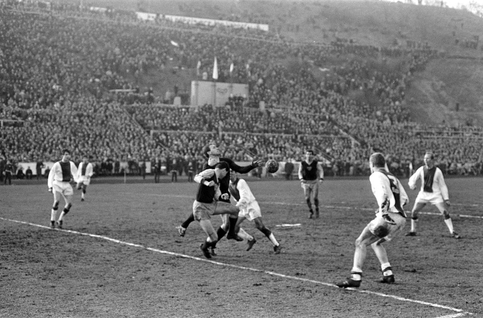 Dukla Praag tegen Ajax 2-1. Spelmoment voor het doel van keeper Viktor, Bestanddeelnr 920-1443